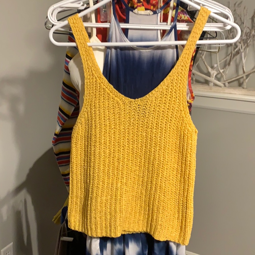 Moon & Madison Yellow knit tank S